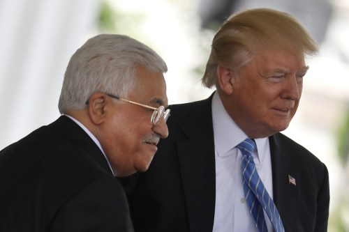 U.S. President Donald Trump welcomes Palestinian President Mahmoud Abbas at the White House in Washington D.C., U.S., May 3, 2017. REUTERS/Carlos Barria - RTS14ZFG