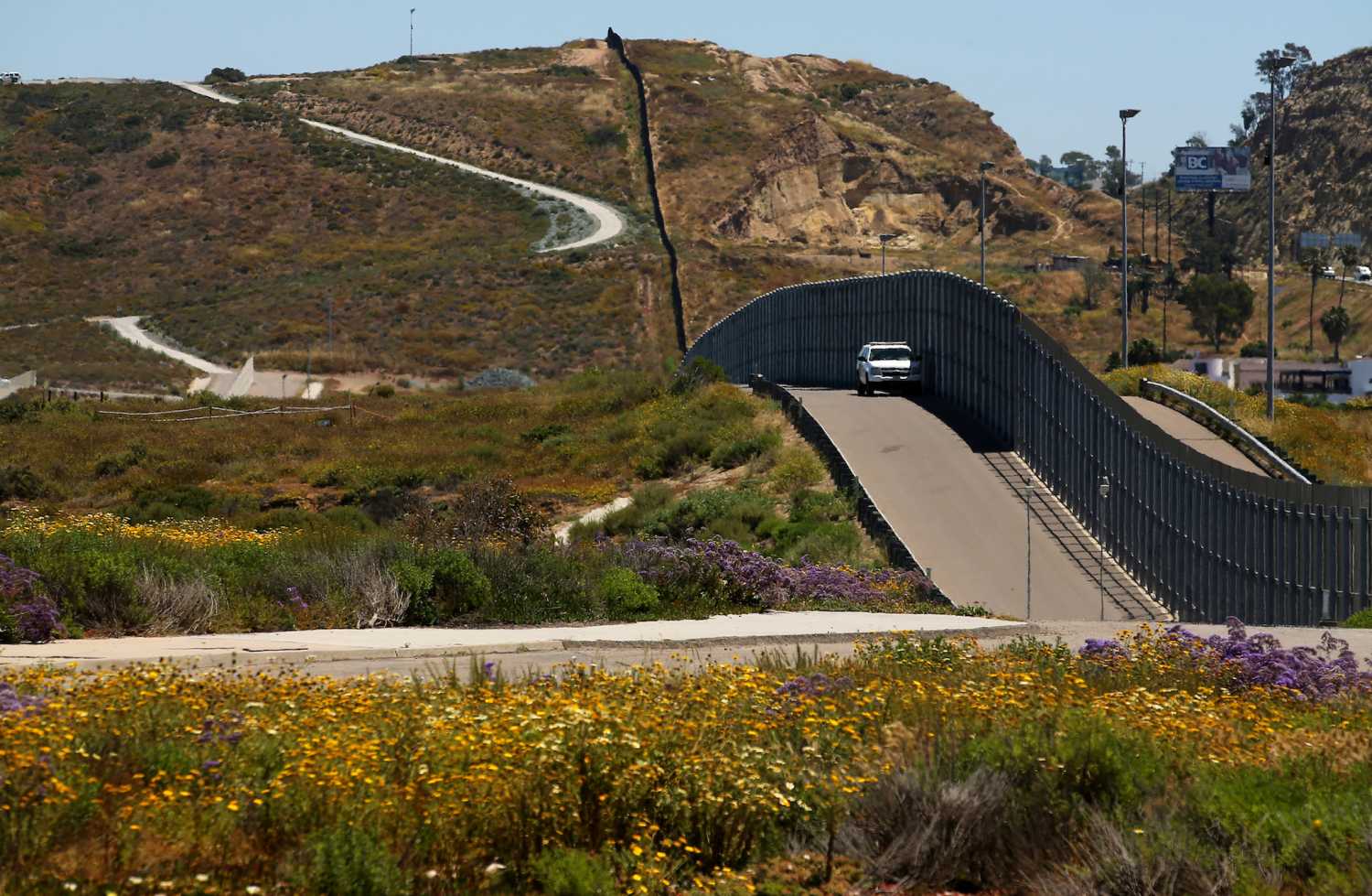 U.S. Border patrol agents man the fence with Mexico at Border Field State Park in San Diego, California, U.S., April 30, 2017. REUTERS/Mike Blake - RTS14L1F