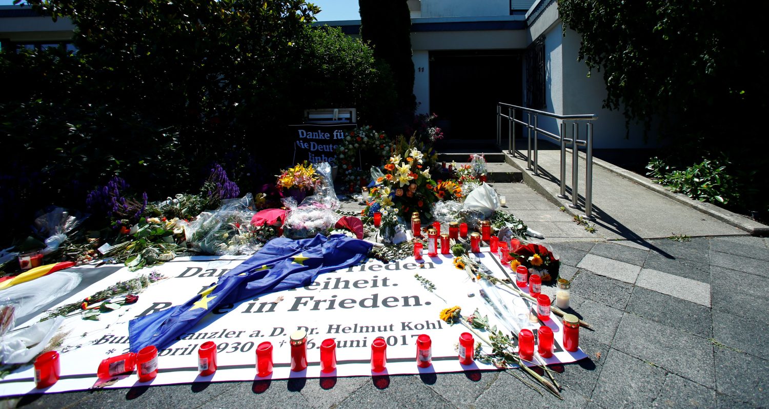 Candles and flowers are placed in front of the residence of former German Chancellor Helmut Kohl in Oggersheim, Germany, June 19, 2017. REUTERS/Ralph Orlowski - RTS17NX9