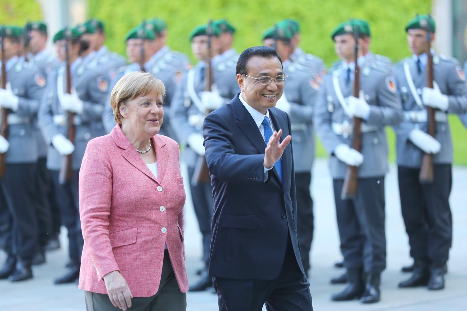German Chancellor Angela Merkel and Chinese Premier Li Keqiang review the guard of honour during a welcome ceremony at the Chancellery in Berlin, Germany, May 31, 2017. REUTERS/Hannibal Hanschke