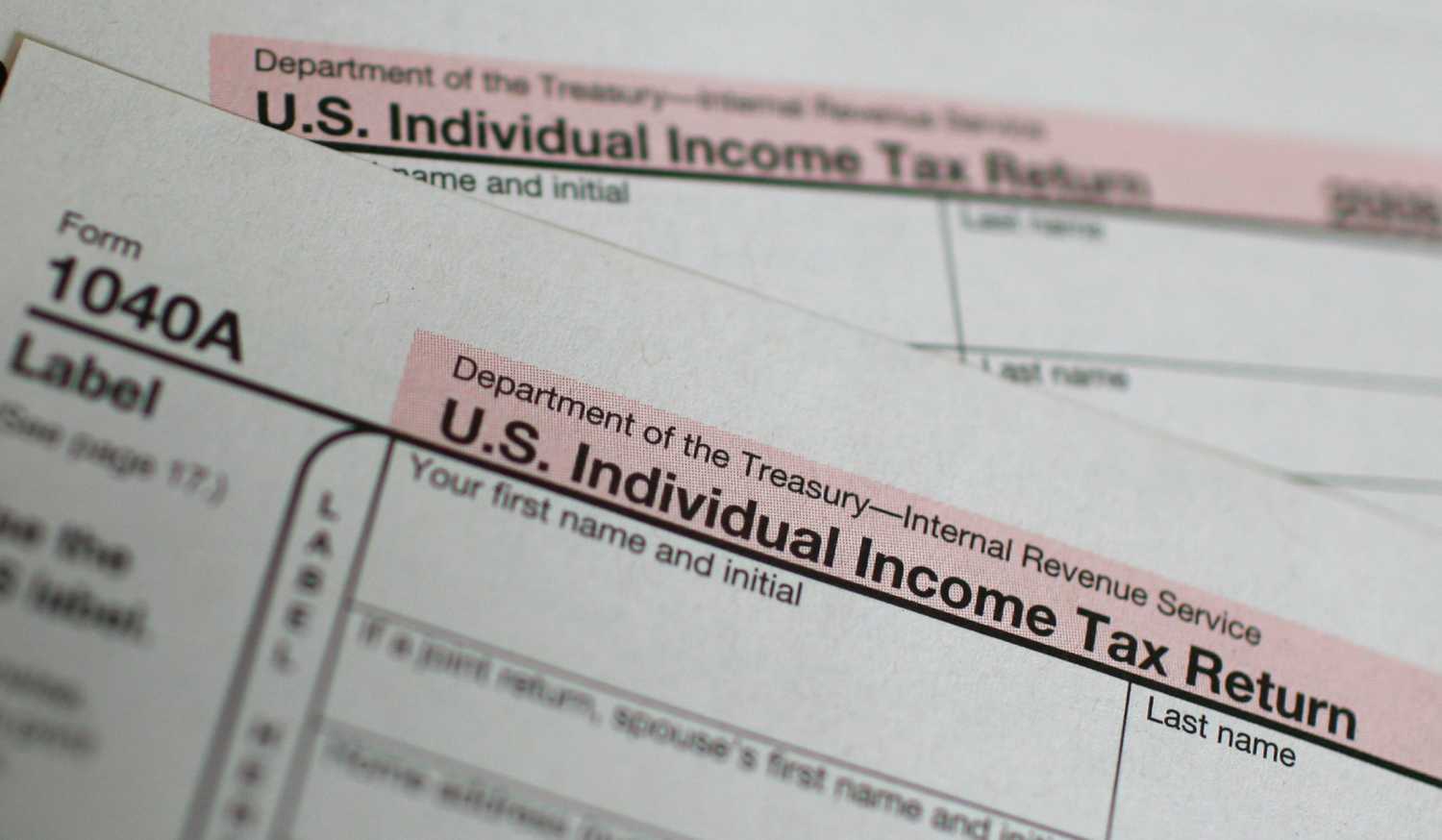 A U.S. 1040A Individual Income Tax form is seen at a U.S. Post office in New York April 15, 2010. April 15 is the deadline for filing taxes in the United States. REUTERS/Mike Segar (UNITED STATES - Tags: BUSINESS) - RTR2CUPE