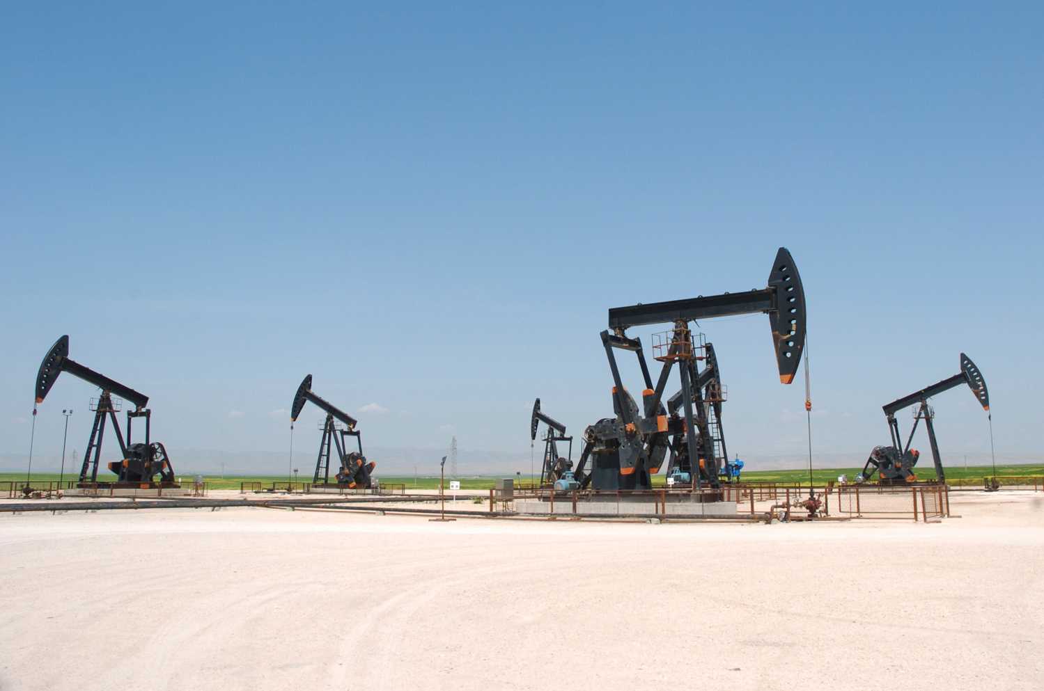 Oil pump jacks pump oil in Al-Jbessa oil field in Al-Shaddadeh town of Al-Hasakah governorate April 2, 2010. REUTERS/Stringer (SYRIA - Tags: BUSINESS ENERGY) - RTR45V74