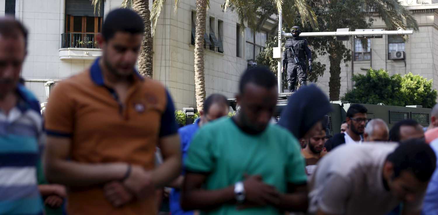 A member of special forces takes his position as protesters and Muslim Brotherhood members pray during a demonstration protesting the government's decision to transfer two Red Sea islands to Saudi Arabia, in front of the Press Syndicate in Cairo, Egypt, April 15, 2016. REUTERS/Amr Abdallah Dalsh - RTX2A5L5