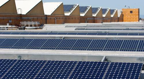 Solar panels sit on the roof of SunPower Corporation in Richmond, California March 18, 2010. REUTERS/Kim White/File Photo - RTSTKW8