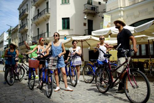 A group of tourists from the U.S. take a guided bicycle tour in Havana, Cuba June 17, 2017. REUTERS/Alexandre Meneghini - RTS17I1H