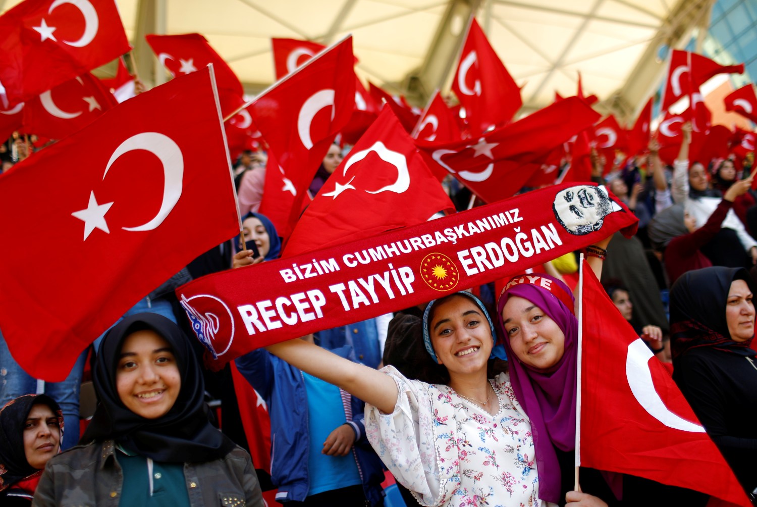 Imam Hatip religious school students wave national flags as they wait for arrival of Turkish President Tayyip Erdogan during a graduation ceremony in Istanbul, Turkey, May 26, 2017. REUTERS/Murad Sezer - RTX37SQ9