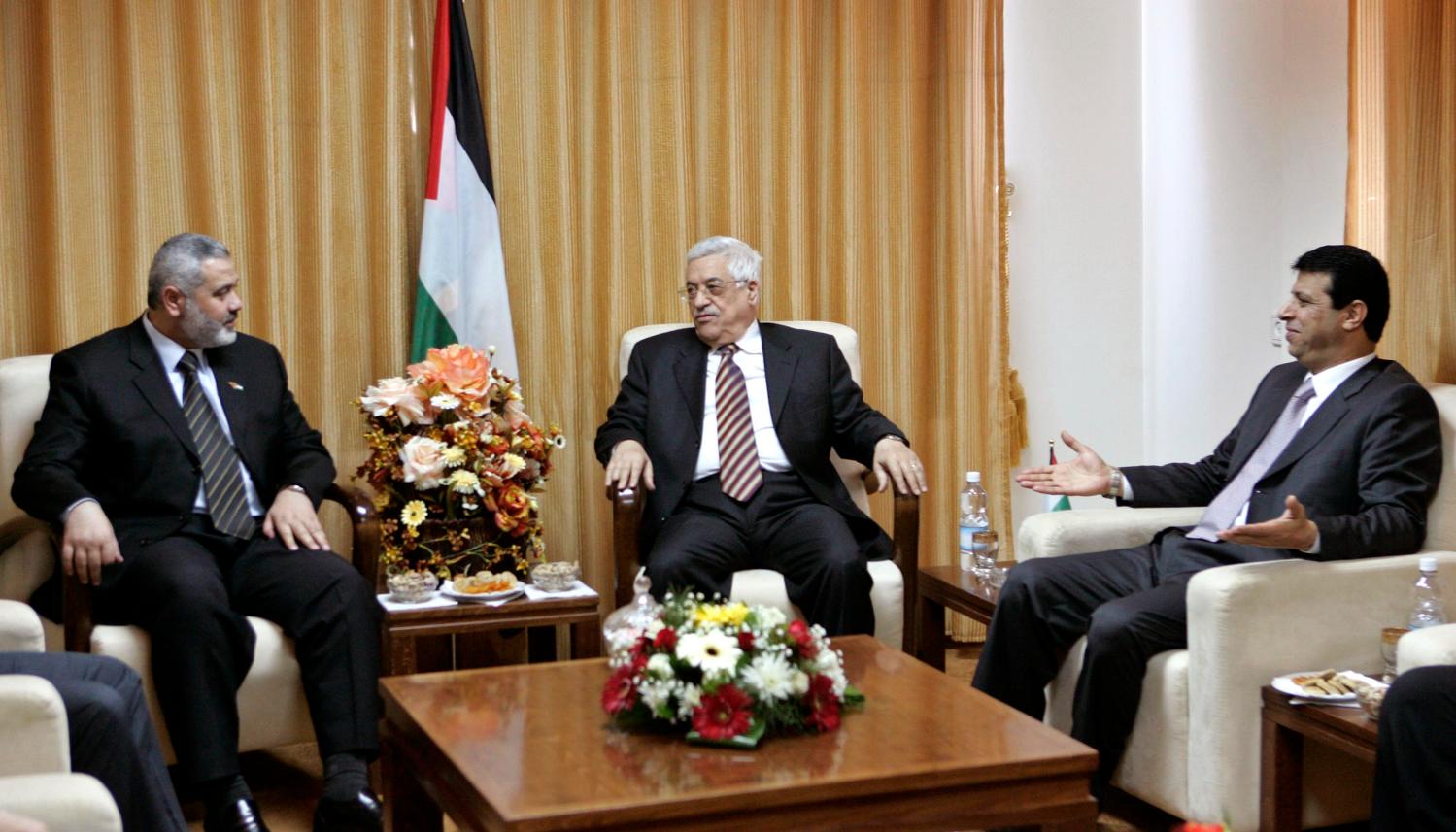 Palestinian President Mahmoud Abbas (C) and Palestinian security adviser Mohammad Dahlan (R) attend a meeting with Prime Minister Ismail Haniyeh in Gaza April 5, 2007. REUTERS/Mohammed Salem (GAZA) - RTR1OBRZ