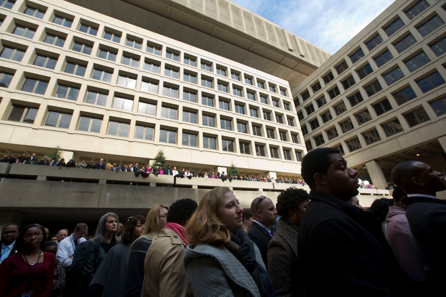 FBI staff watch the swearing-in of FBI Director James Comey at the FBI headquarters in Washington, October 28, 2013. REUTERS/Jason Reed (UNITED STATES - Tags: POLITICS CRIME LAW) - RTX14RTZ