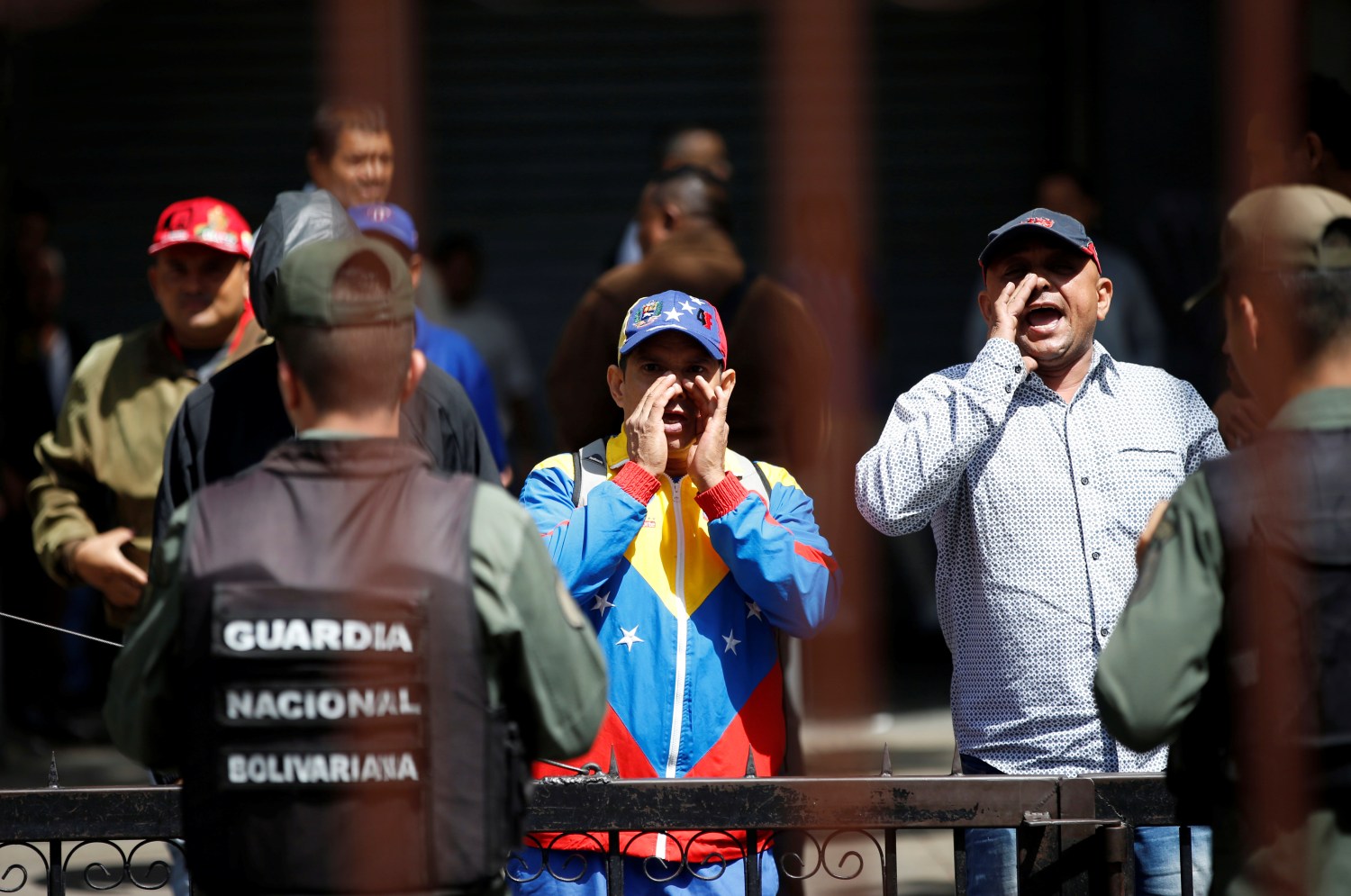 Government supporters shout while standing outside the National Assembly, in Caracas, Venezuela July 5, 2017. REUTERS/Andres Martinez Casares - RTX3A72V