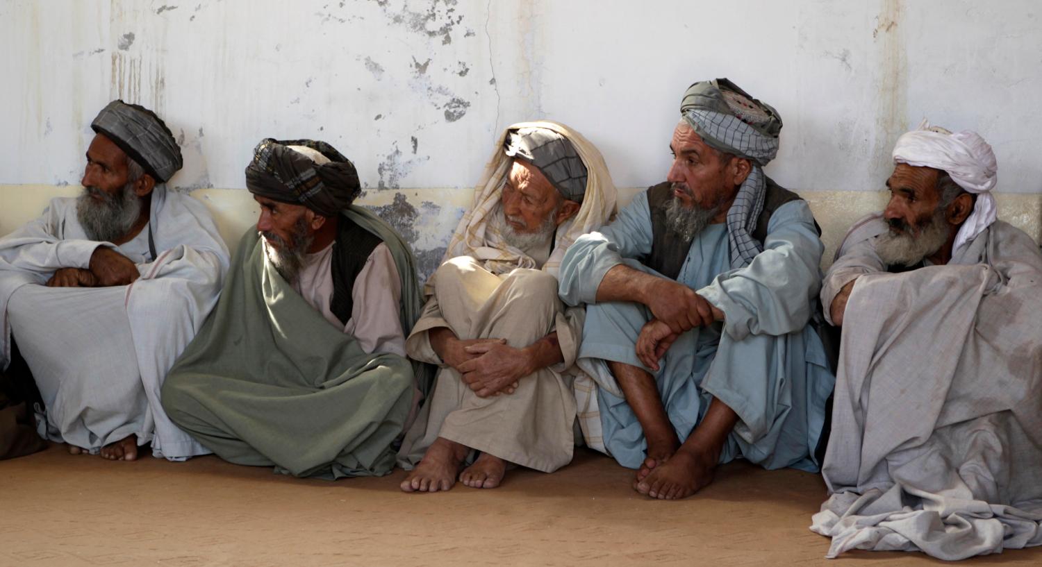 Afghan village leaders listen during a "shura", or a meeting, among local Afghan government officials, village leaders and U.S. Army soldiers of 2nd Battalion, 1st Infantry Regiment in Arghandab River Valley in Kandahar province, southern Afghanistan October 18, 2012. REUTERS/Erik De Castro (AFGHANISTAN - Tags: MILITARY POLITICS CIVIL UNREST) - RTR39A5I