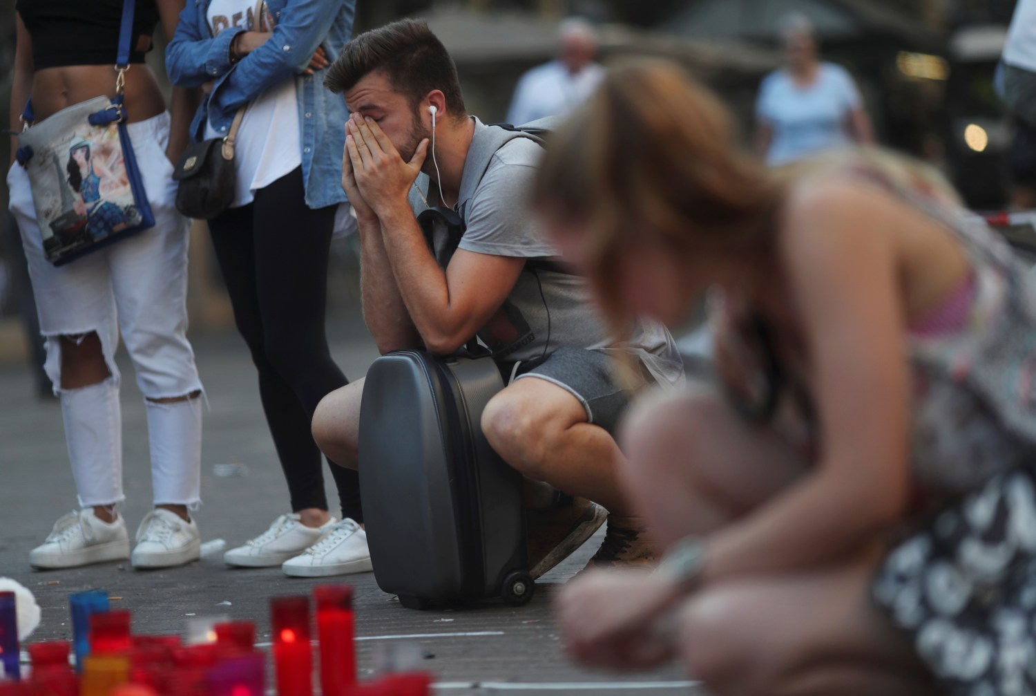 A man reacts at an impromptu memorial where a van crashed into pedestrians at Las Ramblas in Barcelona, Spain August 21, 2017. REUTERS/Susana Vera - RC197DA58290