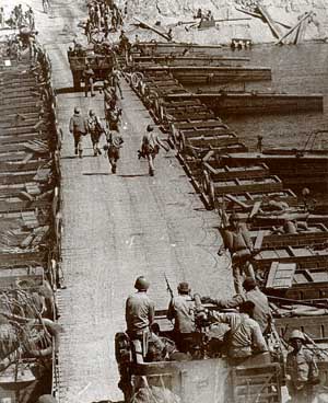 Egyptian Armed Forces crossing the eastern bank of the Suez Canal during October war.