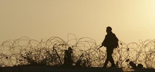 An Israeli soldier guards an observation tower, July 17, 2005. REUTERS/Goran Tomasevic GOT/mk (ISRAEL POLITICS CONFLICT) BEST QUALITY AVAILABLE - RTXJU89