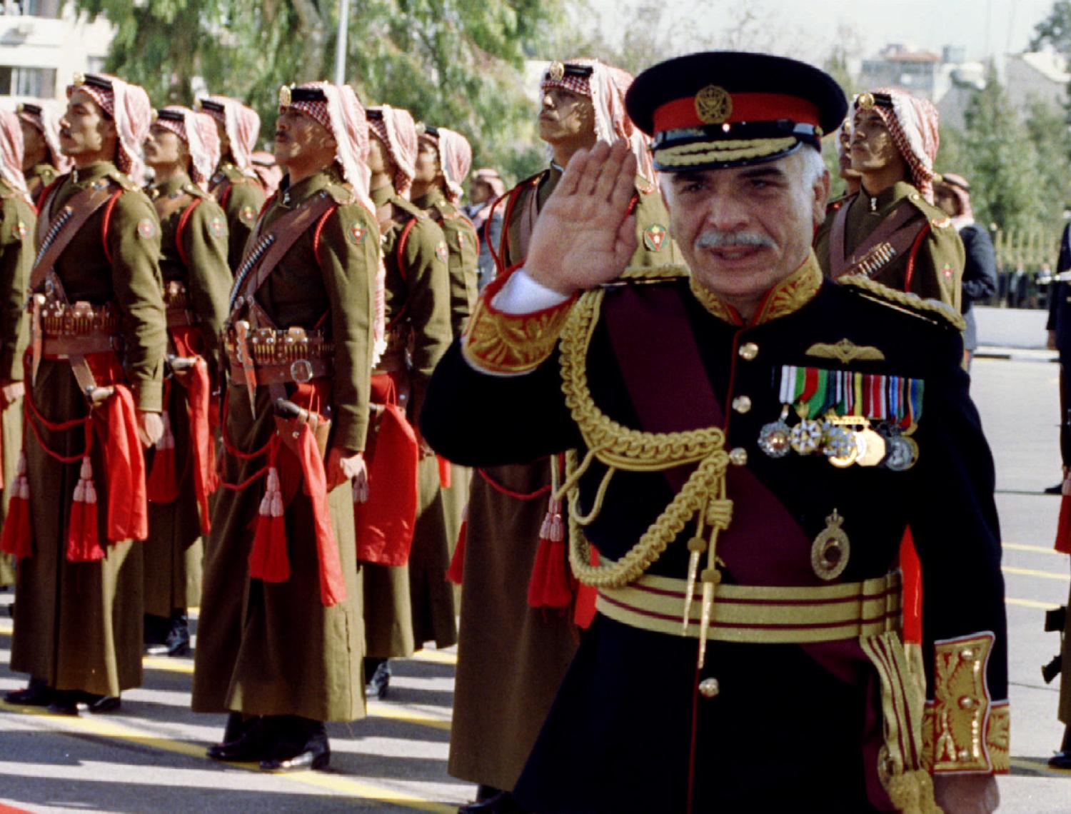Jordan's King Hussein reviews Bedouin guards of honour at the oficial opening of the country's new parliament in Amman November 23 after the results of November 13 - RTXEUVB