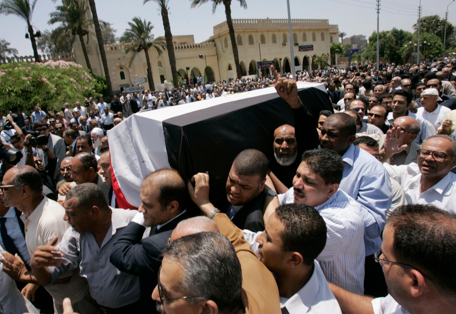 Mourners carry the coffin of Ashraf Marwan, the son-in-law of former Egyptian President Gamal Abdel Nasser, during his state funeral in Cairo July 1, 2007. Marwan, named by Israeli officials as a source for Mossad, "lost his balance" before a fatal fall from his London balcony, Egyptian state media said on Thursday. REUTERS/Nasser Nuri (EGYPT) - RTR1RCDG