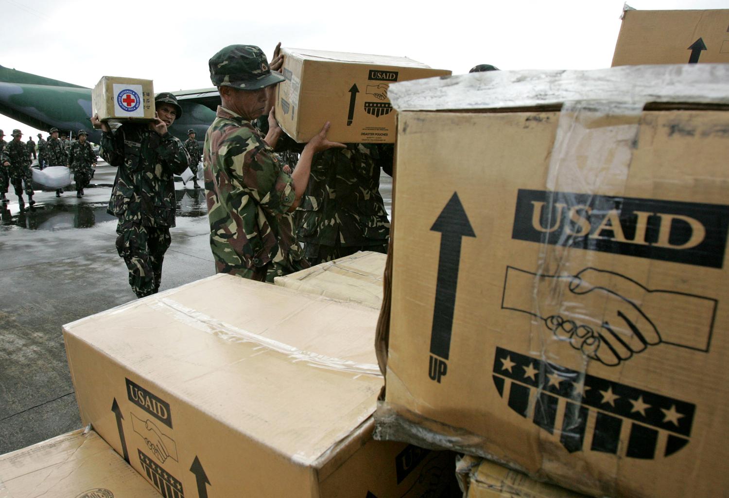 Philippine soldiers carry medicine supplies donated by USAID for landslide victims in St. Bernard town, southern Leyte, upon their arrival at the Tacloban airport in central Philippines February 18, 2006. Hundreds of people were feared dead in central Philippines after mudslides triggered by heavy rains buried houses and an elementary school packed with children on Friday, officials and witnesses said. REUTER/Romeo Ranoco - RTR1B7HD