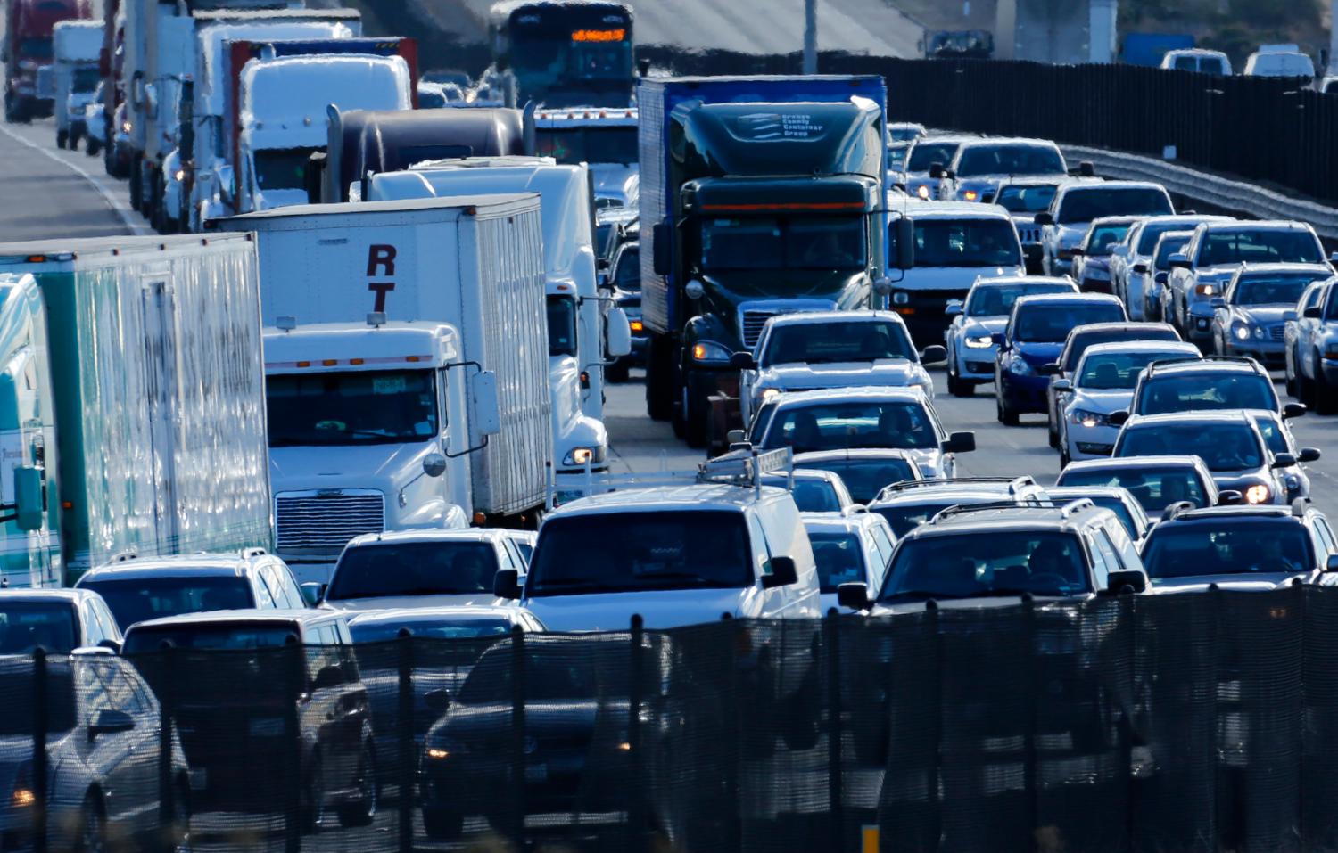 Automobile traffic backs-up as it travels north from San Diego to Los Angeles along Interstate Highway 5 in California December 10, 2013. REUTERS/Mike Blake (UNITED STATES - Tags: TRANSPORT SOCIETY) - RTX16CQU