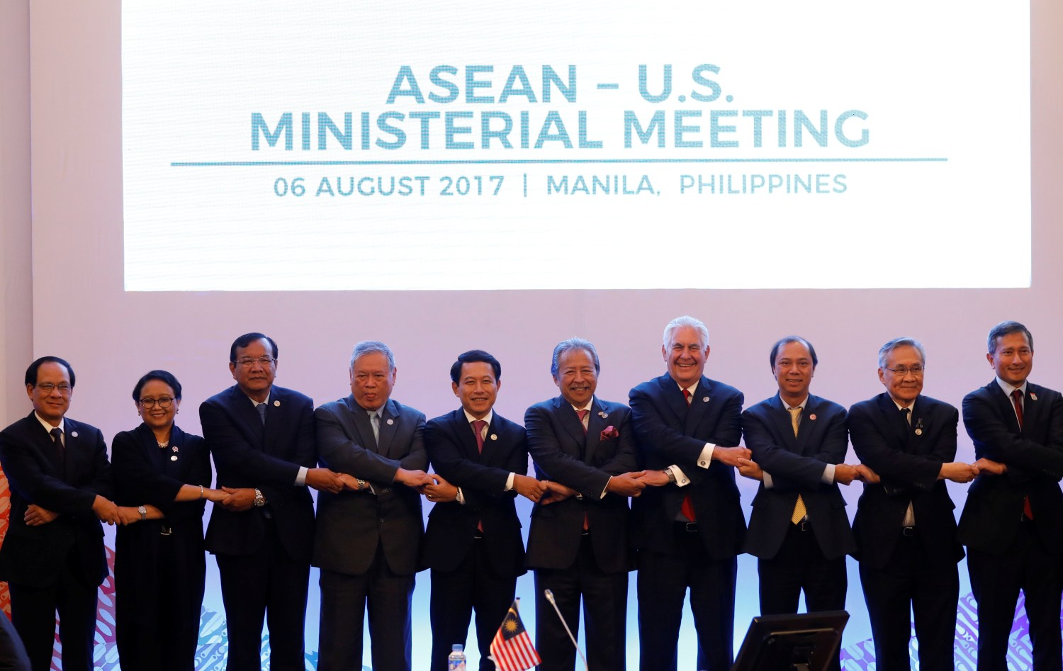 U.S. State Secretary Rex Tillerson (4th-R) link arms with ASEAN foreign ministers and their representatives as they take part in the ASEAN-U.S. Ministerial meeting during the 50th Association of Southeast Asia Nations (ASEAN) Regional Forum (ARF) in Manila, Philippines August 6, 2017. REUTERS/Erik De Castro - RTS1AKXC
