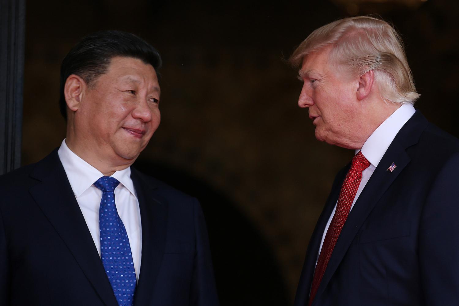 U.S. President Donald Trump welcomes Chinese President Xi Jinping at Mar-a-Lago state in Palm Beach, Florida, U.S., April 6, 2017. REUTERS/Carlos Barria