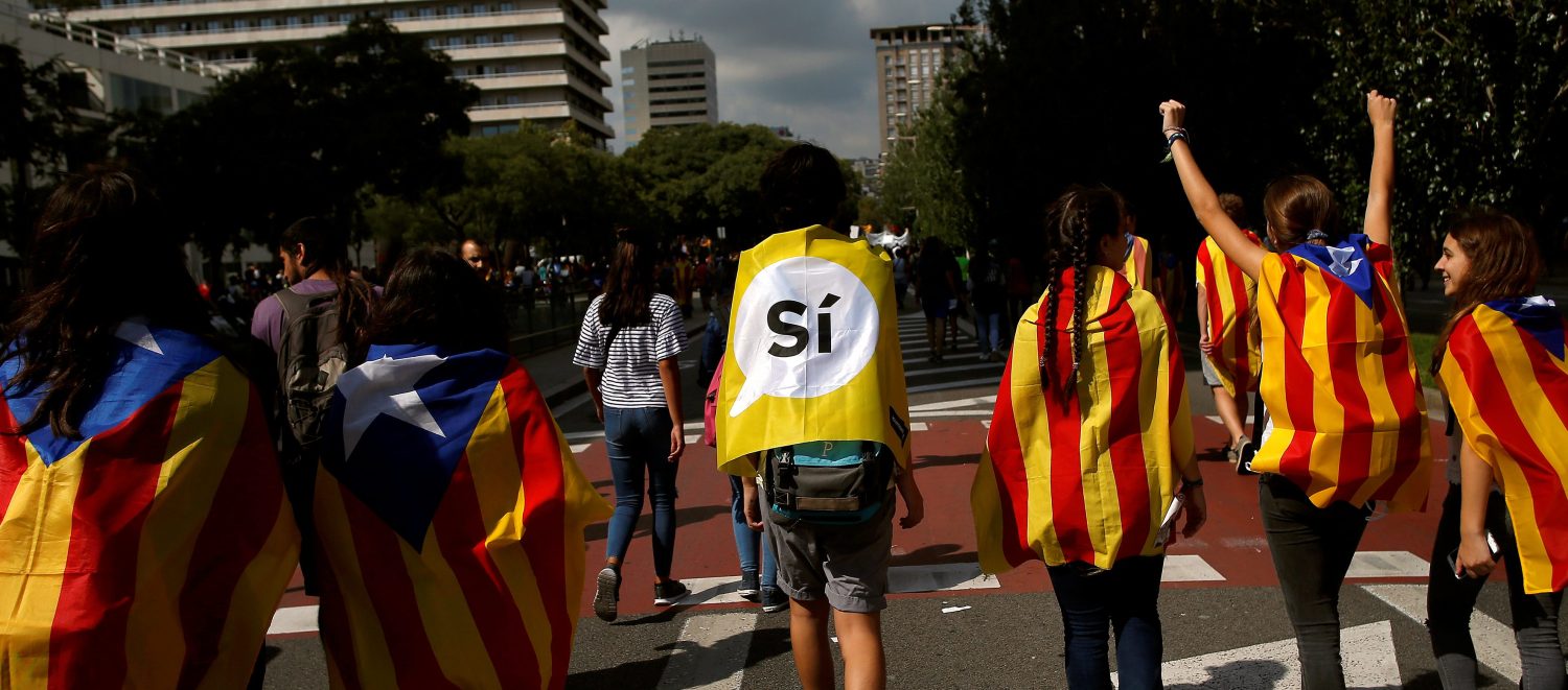 Students wear Esteladas (Catalan separatist flag) as they attend a demonstration in favor of the banned October 1 independence referendum in Barcelona, Spain September 28, 2017. REUTERS/Jon Nazca - RC1ABB1ADDD0