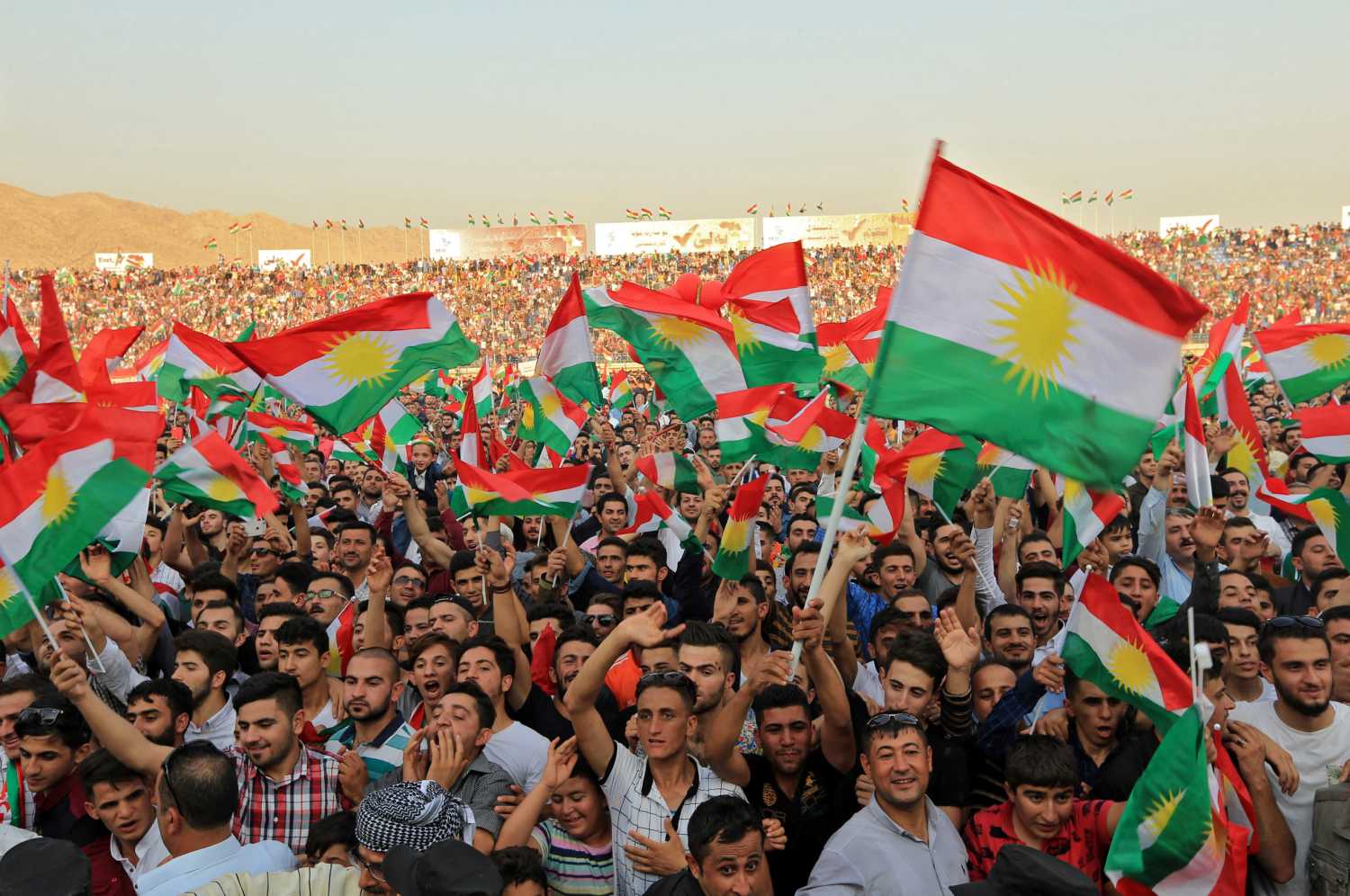 Kurdish people attend a rally to show their support for the upcoming September 25th independence referendum in Duhuk, Iraq September 16, 2017. REUTERS/Ari Jalal - RC1F066AECF0