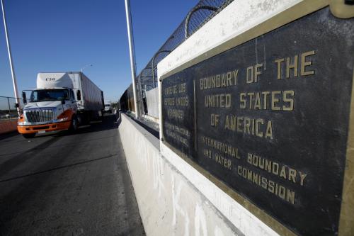 Trucks wait in the queue for border customs control to cross into U.S. at the Bridge of Americas in Ciudad Juarez, Mexico, August 15, 2017. REUTERS/Jose Luis Gonzalez - RC1E58DF2AC0