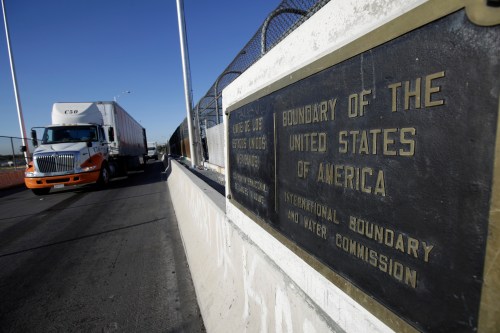Trucks wait in the queue for border customs control to cross into U.S. at the Bridge of Americas in Ciudad Juarez, Mexico, August 15, 2017. REUTERS/Jose Luis Gonzalez - RC1E58DF2AC0