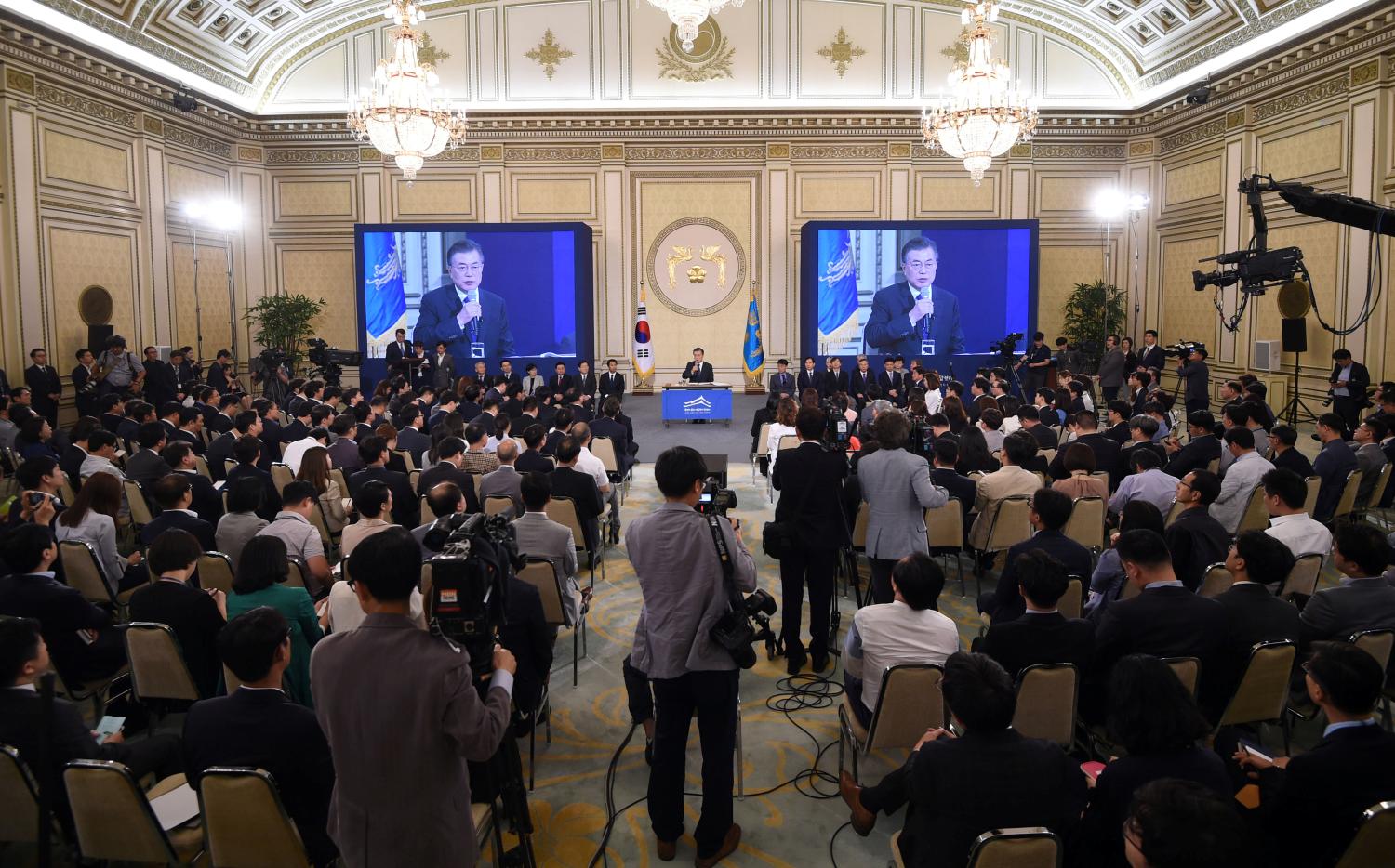 South Korean President Moon Jae-In speaks during a press conference marking his first 100 days in office at the presidential house in Seoul on August 17, 2017. REUTERS/JUNG Yeon-Je/Pool - RC1184C7C640