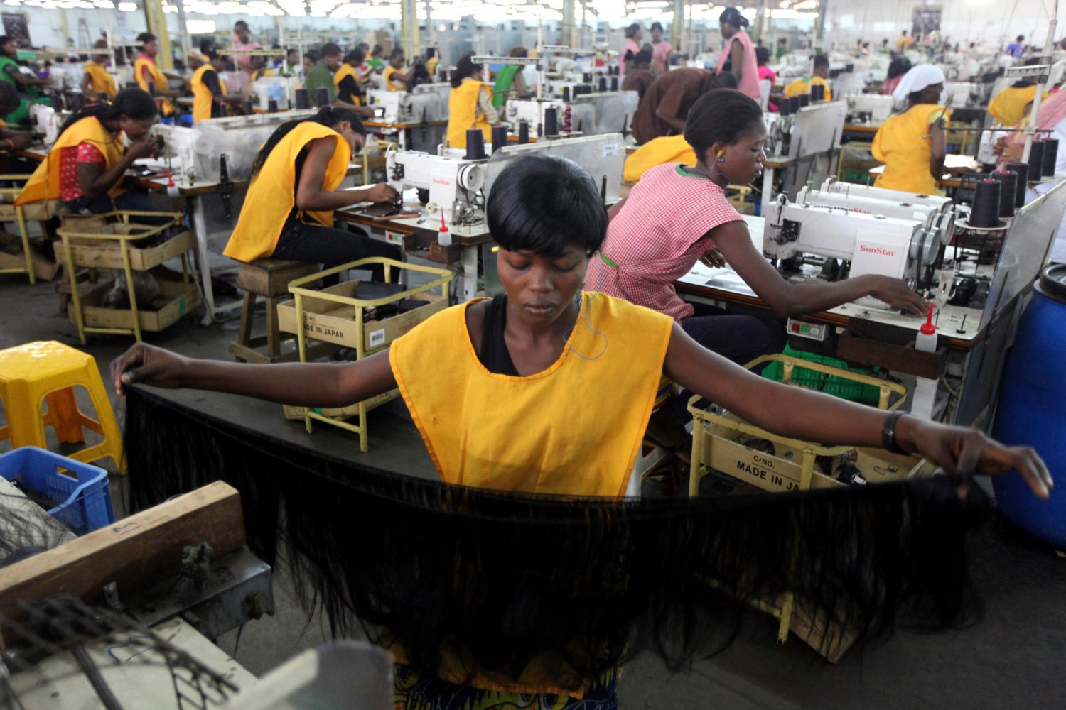 Women work in Amingos fibre hair factory in Ikeja district in Lagos, December 1, 2011. REUTERS/Akintunde Akinleye(NIGERIA - Tags: SOCIETY BUSINESS) - GM1E7C203TF01