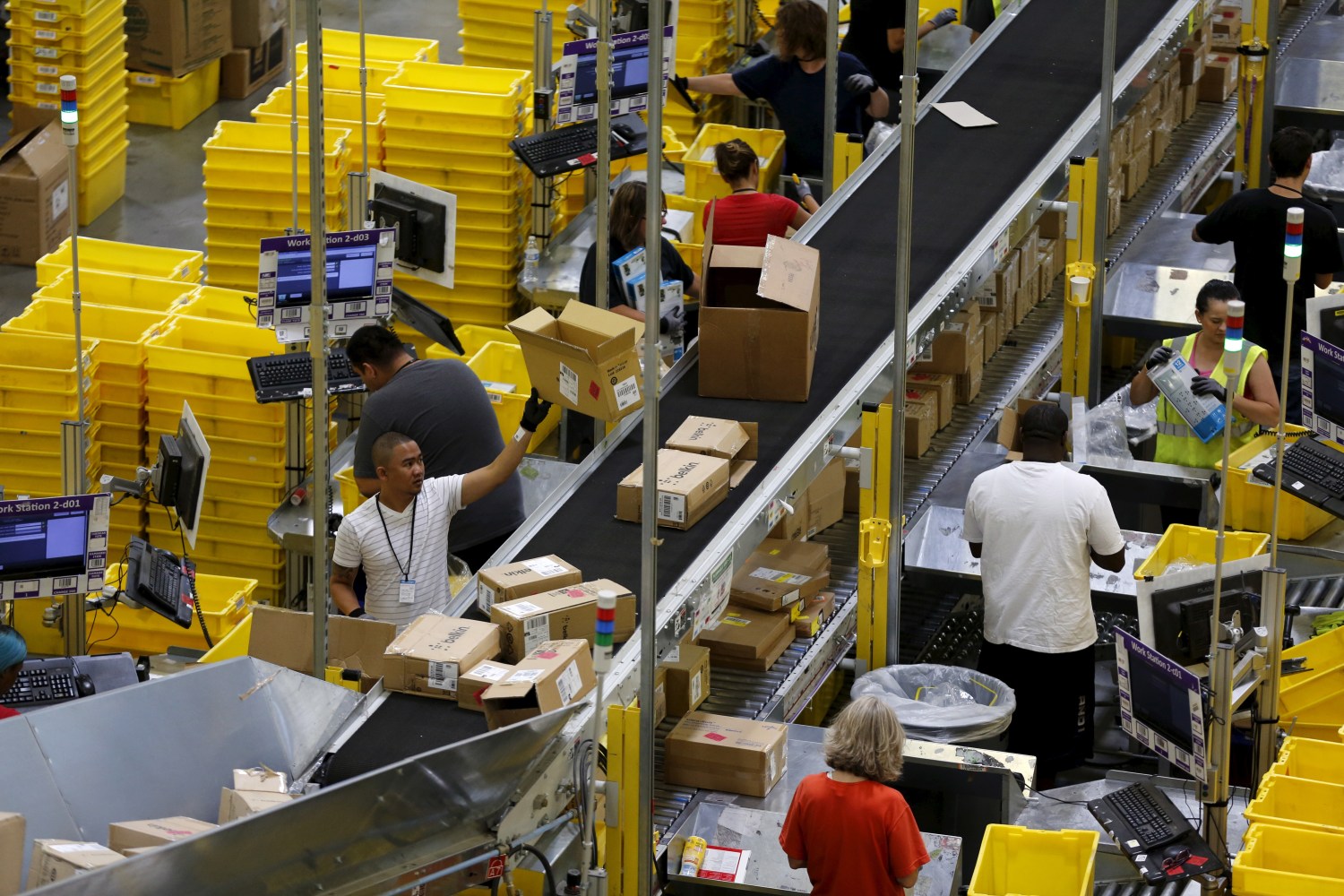 Workers sort arriving products at an Amazon Fulfilment Center in Tracy, California August 3, 2015. REUTERS/Robert Galbraith - GF20000012804