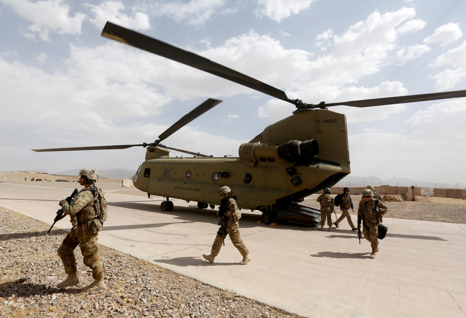U.S. troops walk from a Chinook helicopter in Uruzgan province, Afghanistan July 7, 2017. REUTERS/Omar Sobhani - RC1D627487C0