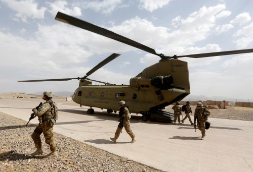 U.S. troops walk from a Chinook helicopter in Uruzgan province, Afghanistan July 7, 2017. REUTERS/Omar Sobhani - RC1D627487C0