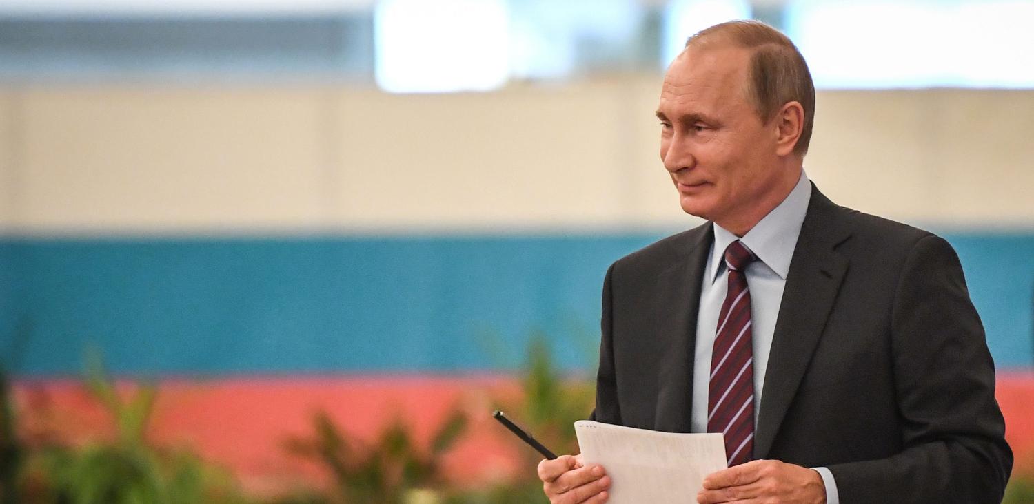 Russian President Vladimir Putin is seen at a polling station during the municipal elections in Moscow, Russia, September 10, 2017. REUTERS/Yuri Kadobnov/Pool - RC13DD8B2CA0