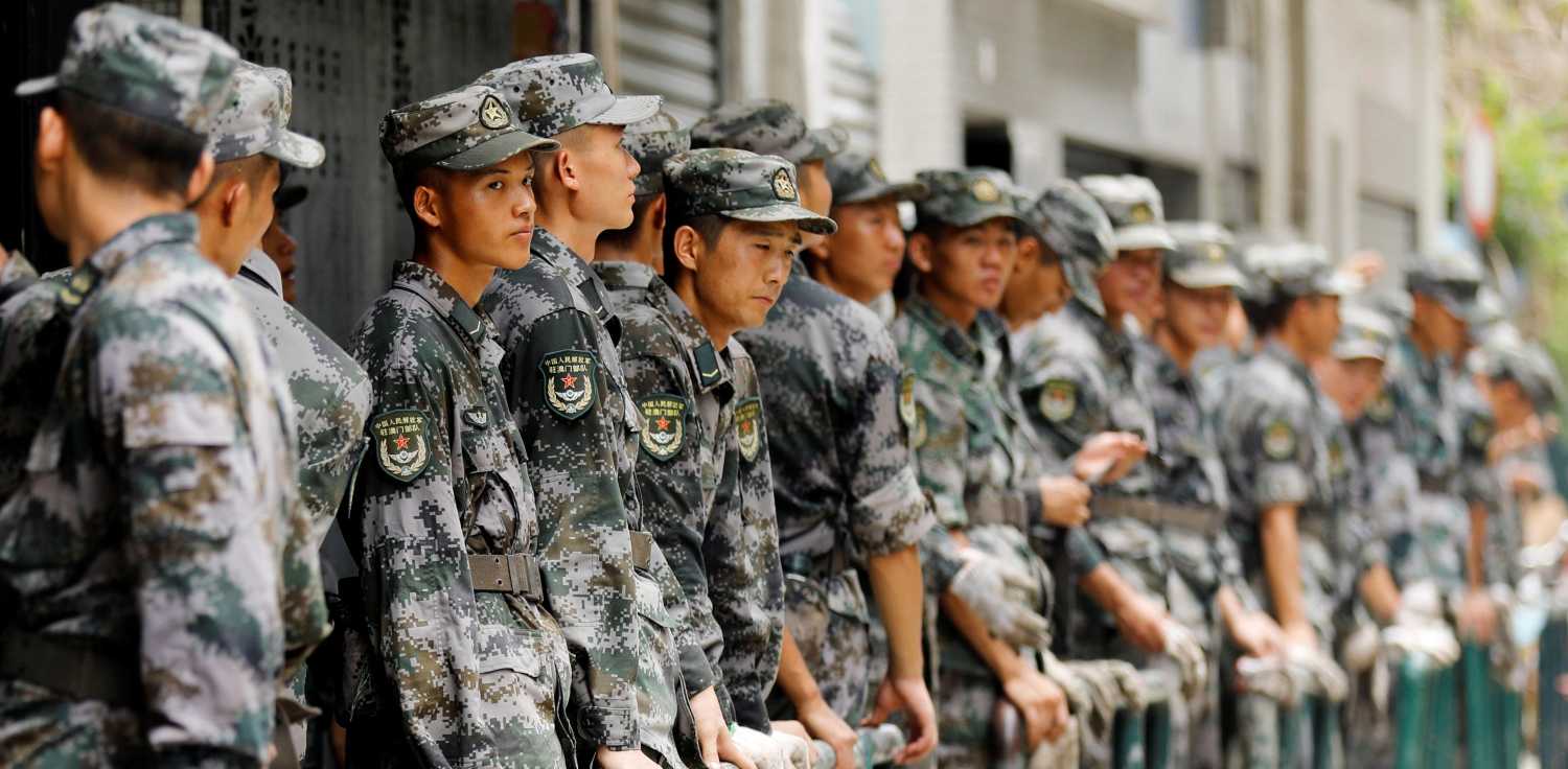 Peoples Liberation Army (PLA) soldiers rest as they clean debris after Typhoon Hato hits in Macau, China August 25, 2017. REUTERS/Tyrone Siu - RC1E77B49EB0