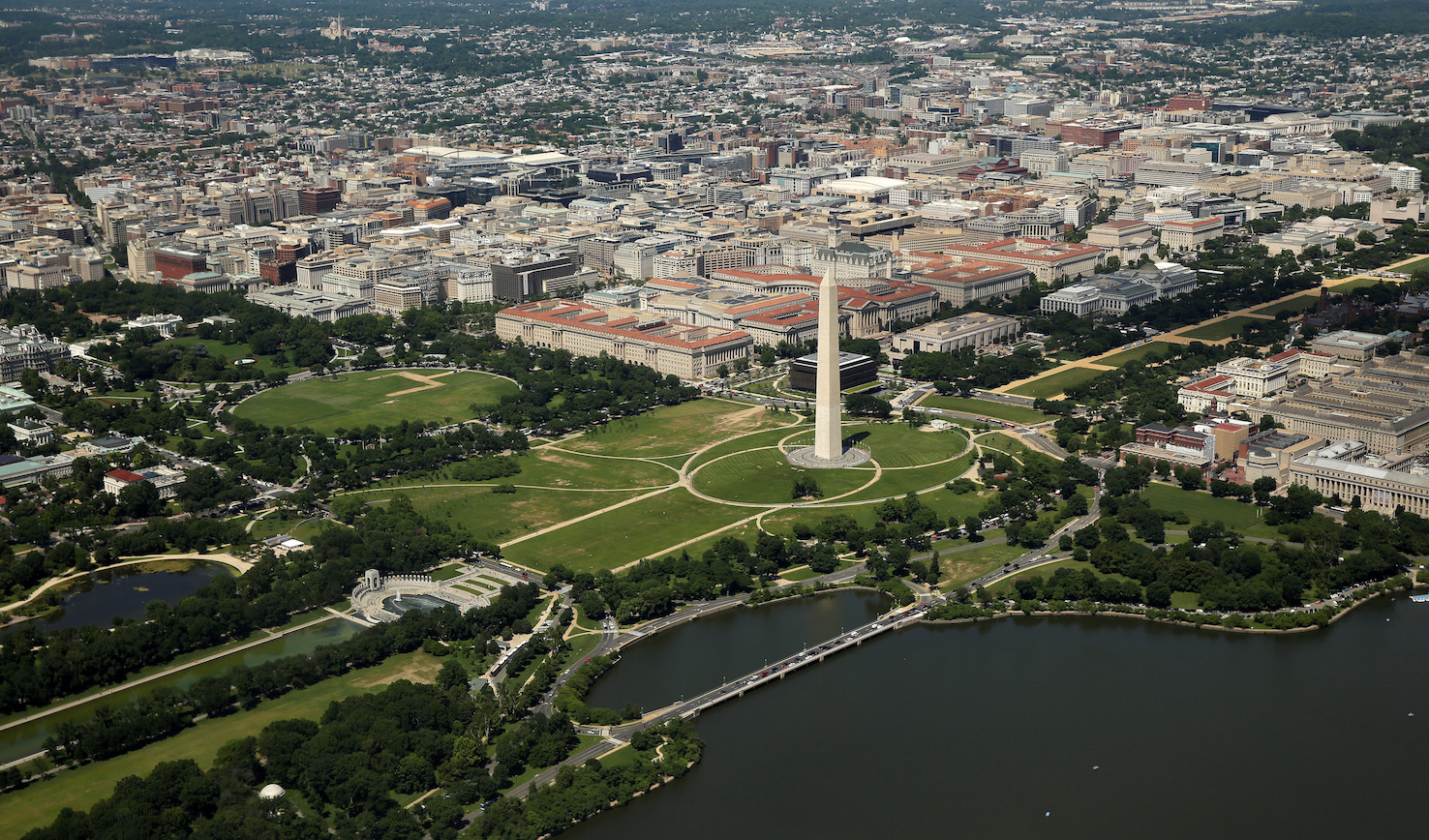 This aerial picture shows the Washington Monument standing on the National Mall and the White House at far left in Washington, U.S., June 8, 2017. REUTERS/Joshua Roberts - RC1C9C4C2D70