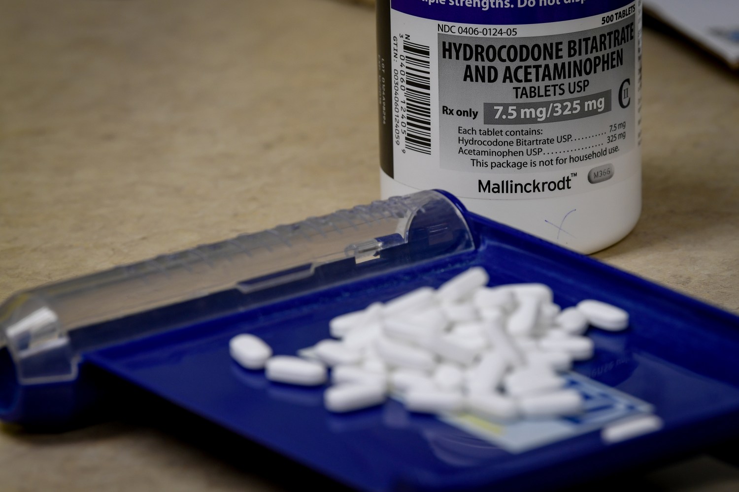 FILE PHOTO - Tablets of Hydrocodone at a pharmacy in Portsmouth, Ohio, U.S. on June 21, 2017. To match Special Report USA-HEALTHCARE/OPIOIDS REUTERS/Bryan Woolston/File Photo - RC1B754C44F0