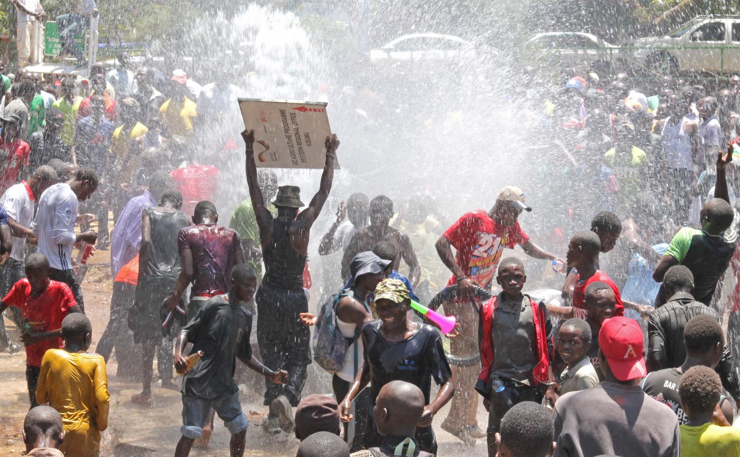 Supporters of the opposition National Super Alliance (NASA) coalition gather at a water fountain during a protest calling for the sacking of election board officials involved in August's cancelled presidential vote, in Kisumu, Kenya October 6, 2017. REUTERS/James Keyi - RC18F84DF2A0