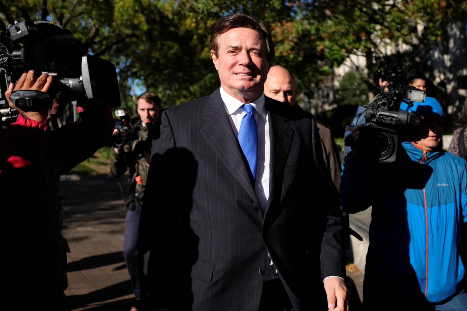 Former Trump 2016 campaign chairman Paul Manafort leaves U.S. Federal Court after being arraigned on twelve federal charges in the investigation into alleged Russian meddling in the 2016 U.S. presidential election in Washington, U.S. October 30, 2017. REUTERS/James Lawler Duggan - RC1F3BB6DB60