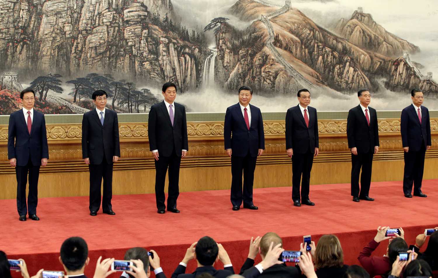 China's new Politburo Standing Committee members (L-R) Han Zheng, Wang Huning, Li Zhanshu, Xi Jinping, Li Keqiang, Wang Yang and Zhao Leji, line up as they meet with the press at the Great Hall of the People in Beijing, China October 25, 2017. REUTERS/Jason Lee - RC1BA9F5B410