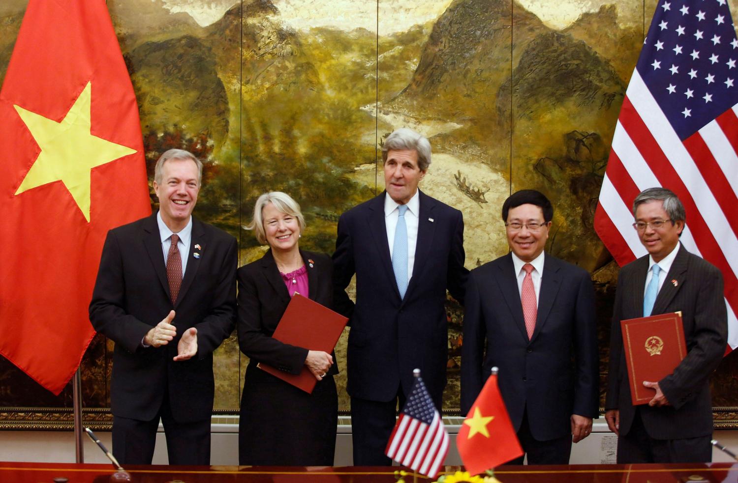U.S. Peace Corps Director Carolyn Hessler Radelet (2nd L) and Vietnamese ambassador to the U.S. Pham Quang Vinh (R) pose for a photo with U.S. Secretary of State John Kerry (C), US ambassador to Vietnam Ted Osius (L) and Vietnam's Deputy Prime Minister and Foreign Minister Pham Binh Minh (2nd R) after a signing ceremony of Peace Corps Operation in Vietnam at the Government Guesthouse as part of the visit by U.S. President Barack Obama in Hanoi, Vietnam May 24, 2016. REUTERS/Kham - S1BETFUSCQAA