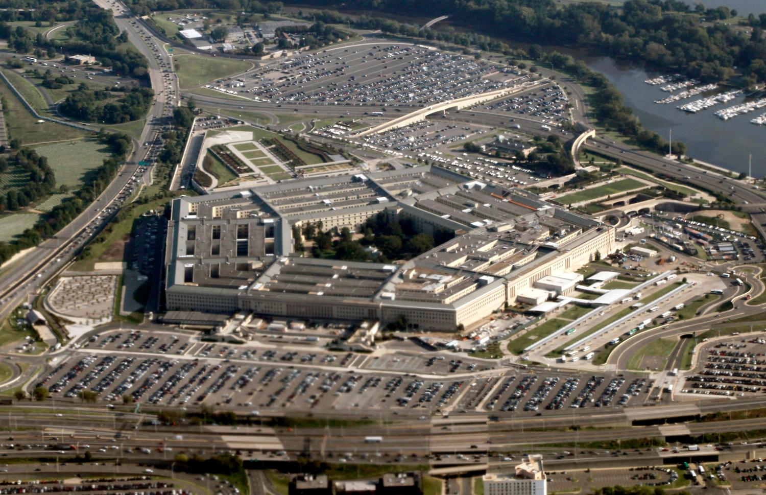 An aerial view of the Pentagon in Washington August 31, 2010. REUTERS/Jason Reed (UNITED STATES - Tags: MILITARY POLITICS) - GM1E6910E5T01