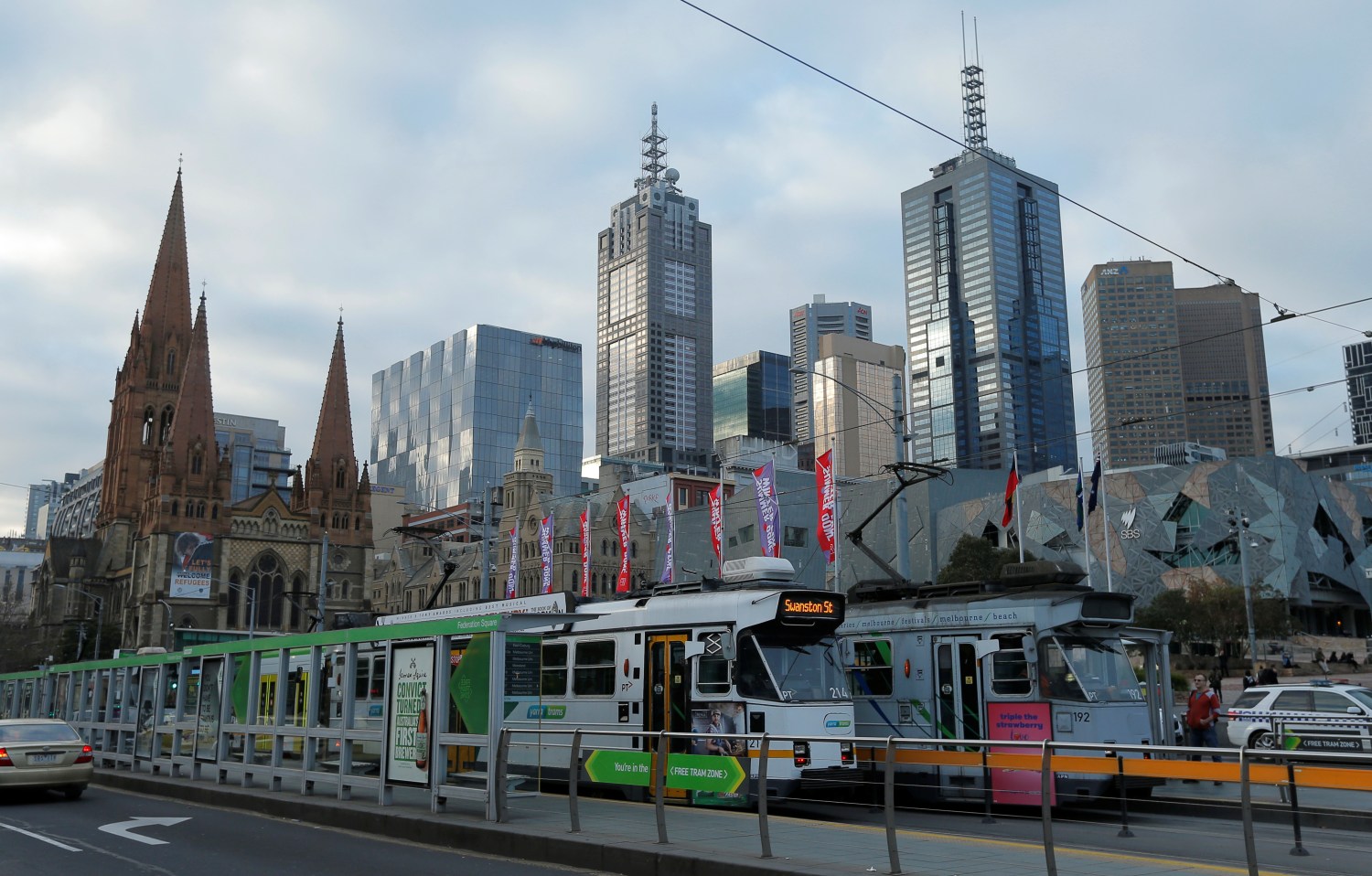 Trams pass by Melbourne's city skyline in Australia's second-largest city, June 13, 2017. REUTERS/Jason Reed - RC1B06D7E1B0