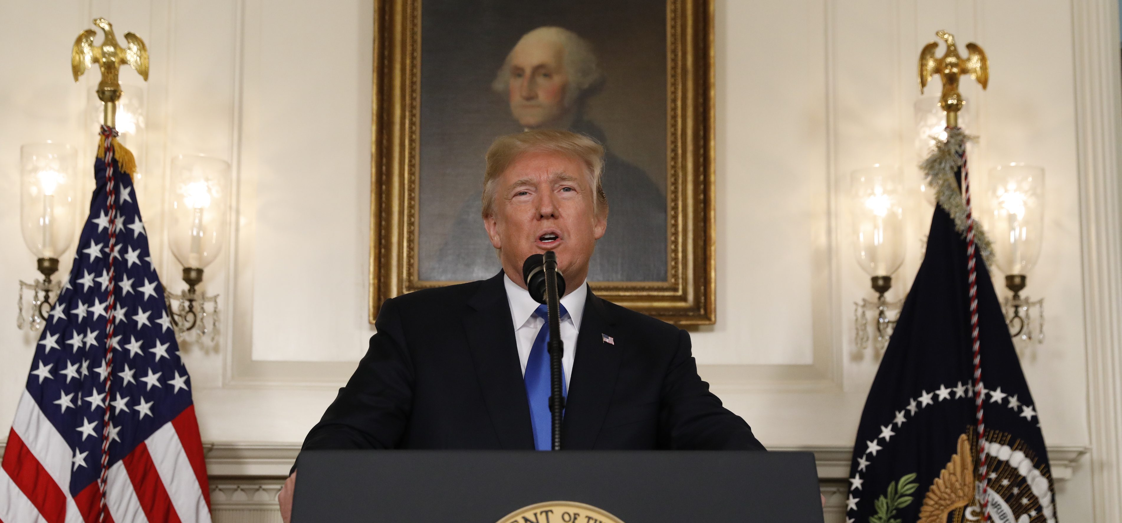 U.S. President Donald Trump speaks about the Iran nuclear deal in the Diplomatic Room of the White House in Washington, U.S., October 13, 2017. REUTERS/Kevin Lamarque - HP1EDAD1B8T9R