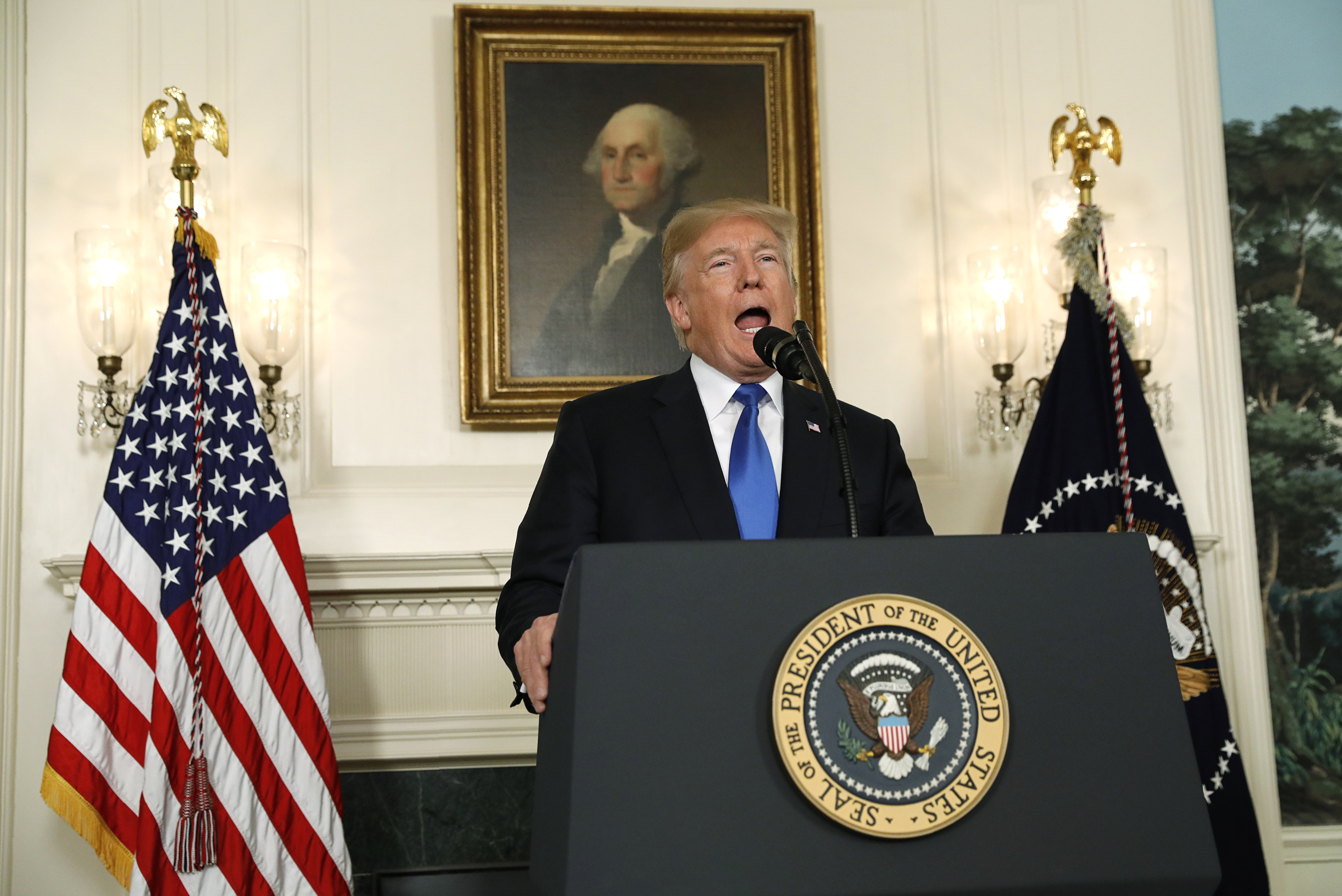 U.S. President Donald Trump speaks about Iran and the Iran nuclear deal in the Diplomatic Room of the White House in Washington, U.S., October 13, 2017. REUTERS/Kevin Lamarque - HP1EDAD1B589P