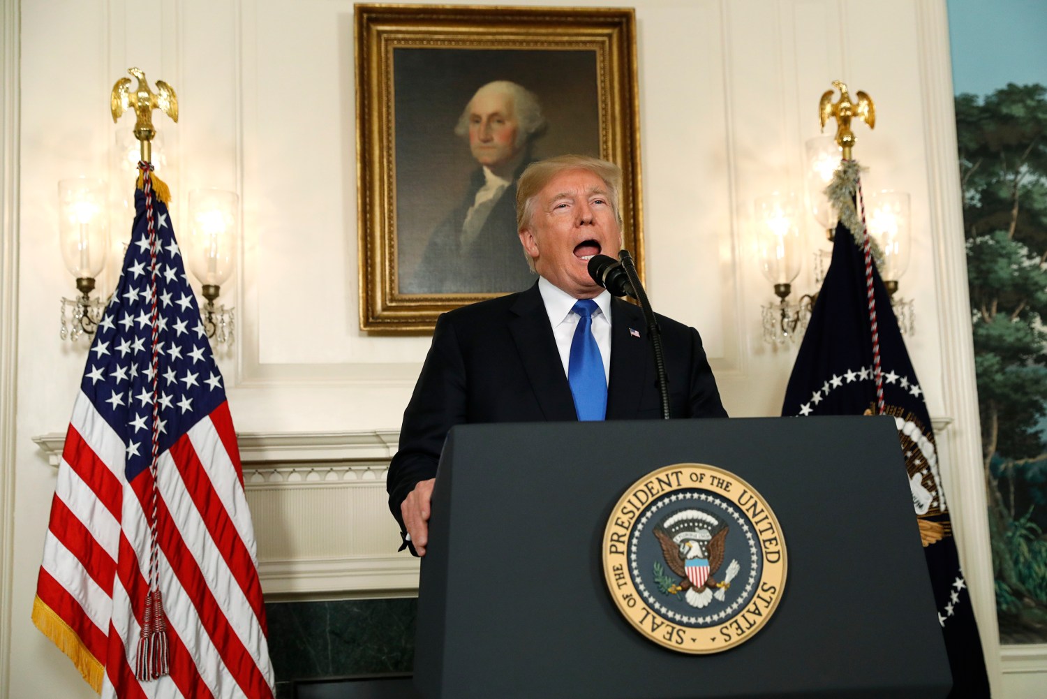 U.S. President Donald Trump speaks about Iran and the Iran nuclear deal in the Diplomatic Room of the White House in Washington, U.S., October 13, 2017. REUTERS/Kevin Lamarque - HP1EDAD1B589P