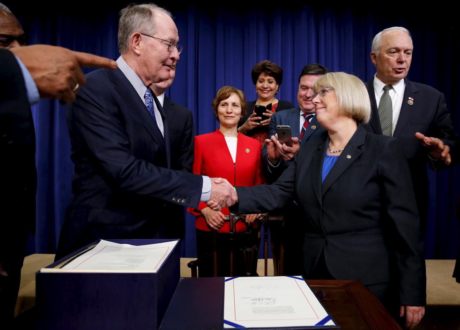 (L-R) U.S. Senator Lamar Alexander (R-TN) and Senator Patty Murray (D-WA) shake hands.