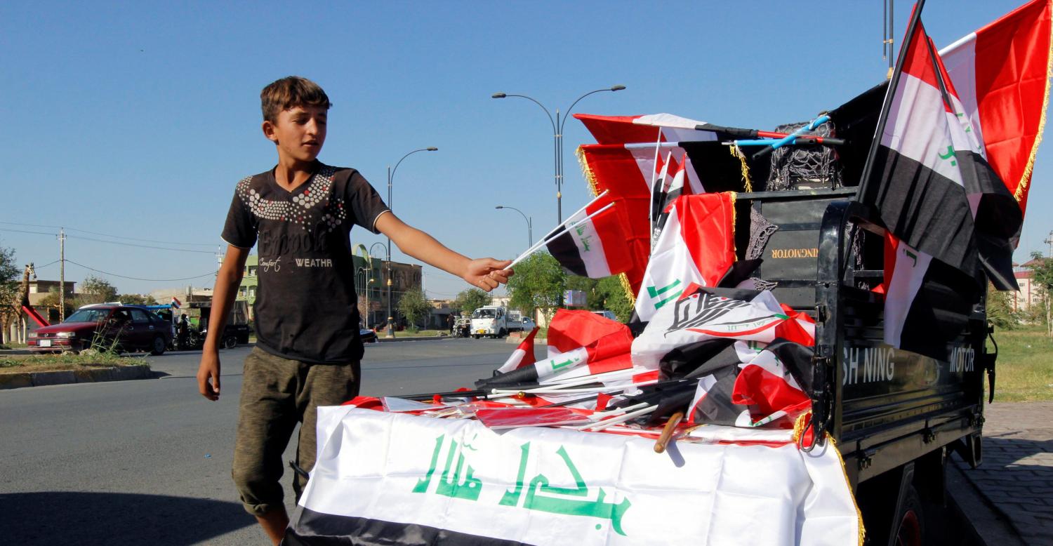 A boy sells Iraqi flags on a street in Kirkuk, Iraq October 19, 2017. REUTERS/Ako Rasheed - RC13D638D300