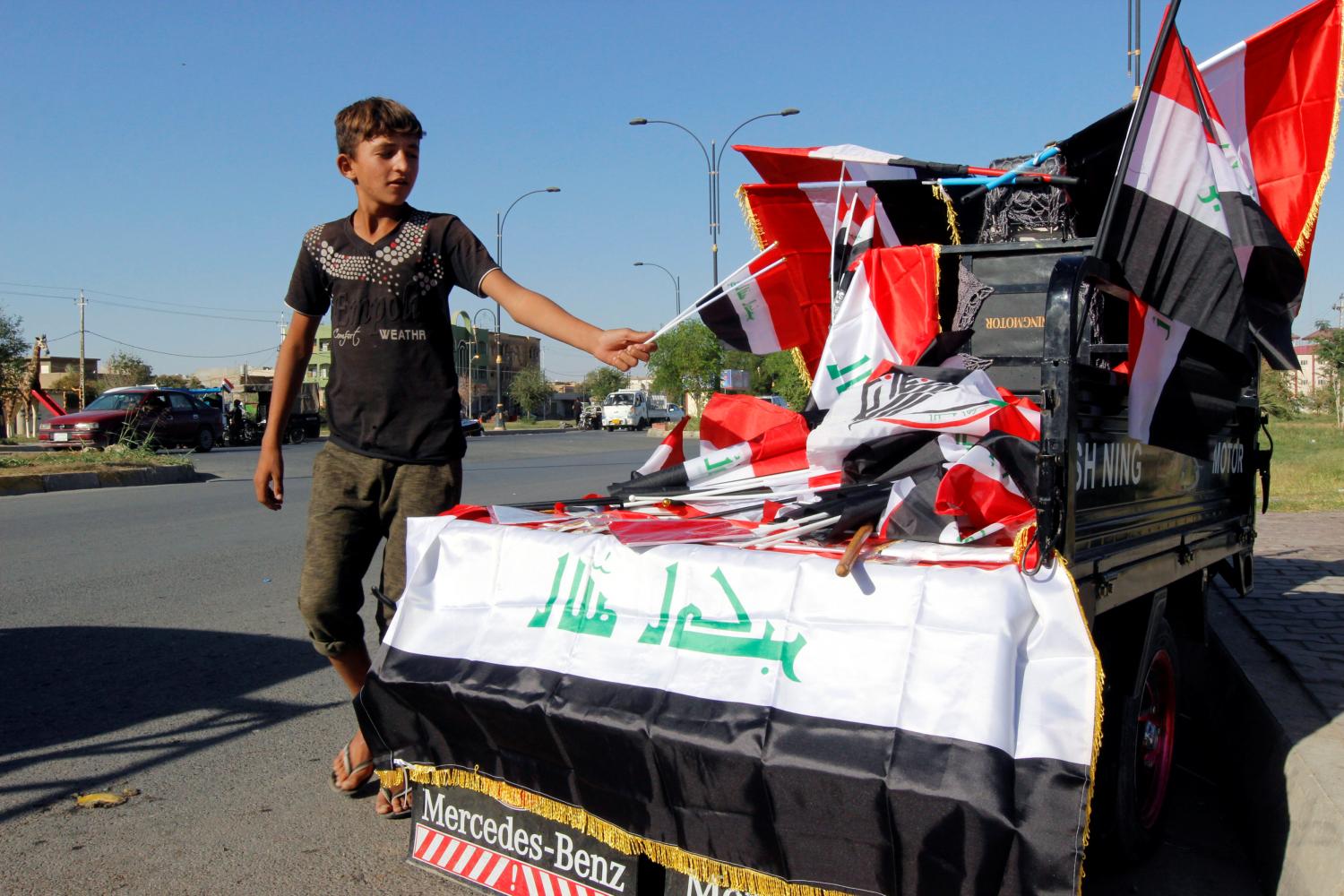 A boy sells Iraqi flags on a street in Kirkuk, Iraq October 19, 2017. REUTERS/Ako Rasheed - RC13D638D300