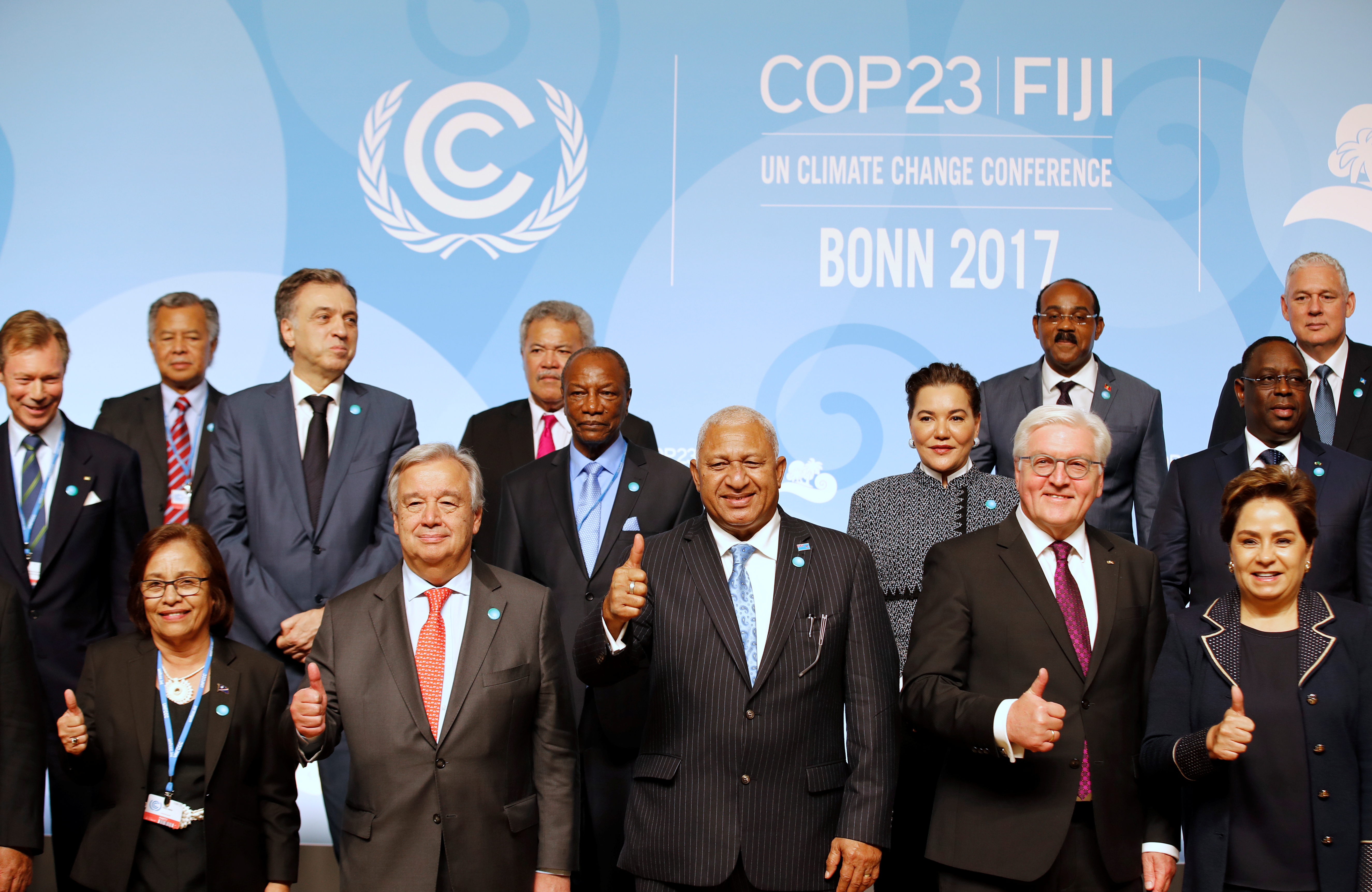 German President Frank-Walter Steinmeier, COP23 President Prime Minister Frank Bainimarama of Fiji, U.N. Secretary-General Antonio Guterres, Patricia Espinosa, Executive Secretary of the United Nations Framework Convention on Climate Change, pose for a family photo during COP23 U.N. Climate Change Conference in Bonn, Germany, November 15, 2017.  REUTERS/Wolfgang Rattay - RC15F82CCBD0