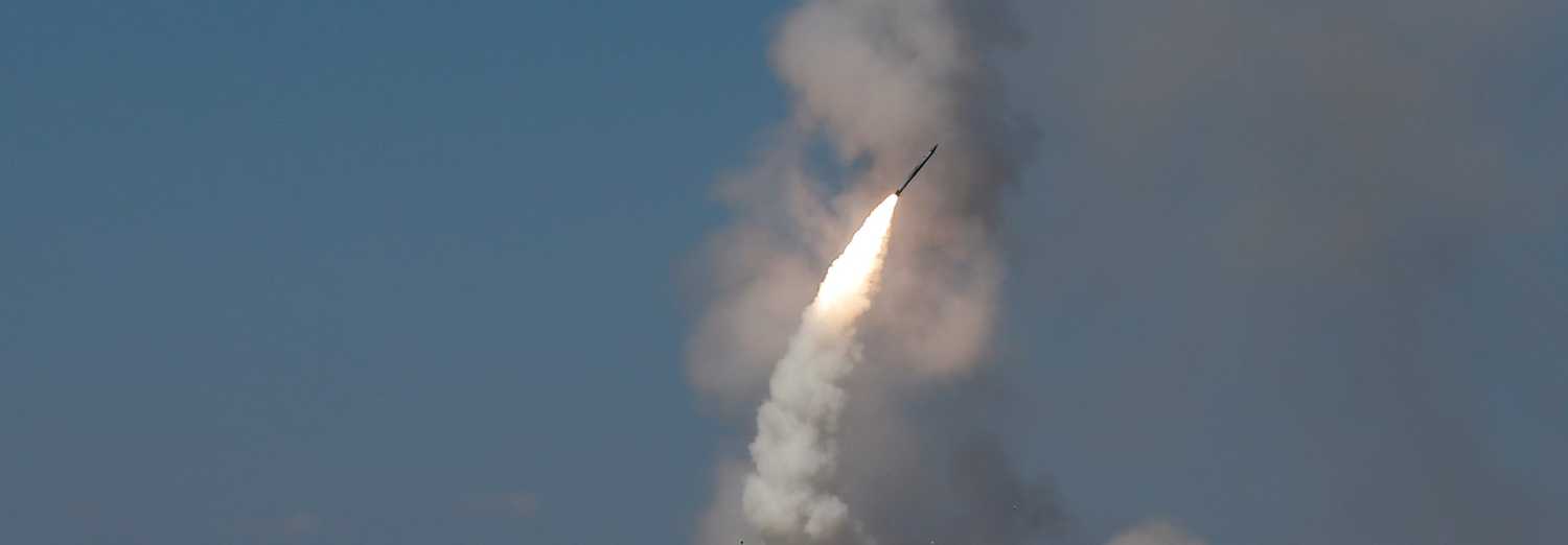 An S-300 air defense missile system launches a missile during the Keys to the Sky competition at the International Army Games 2017 at the Ashuluk shooting range outside Astrakhan, Russia August 5, 2017. REUTERS/Maxim Shemetov - RC17FE2C53C0